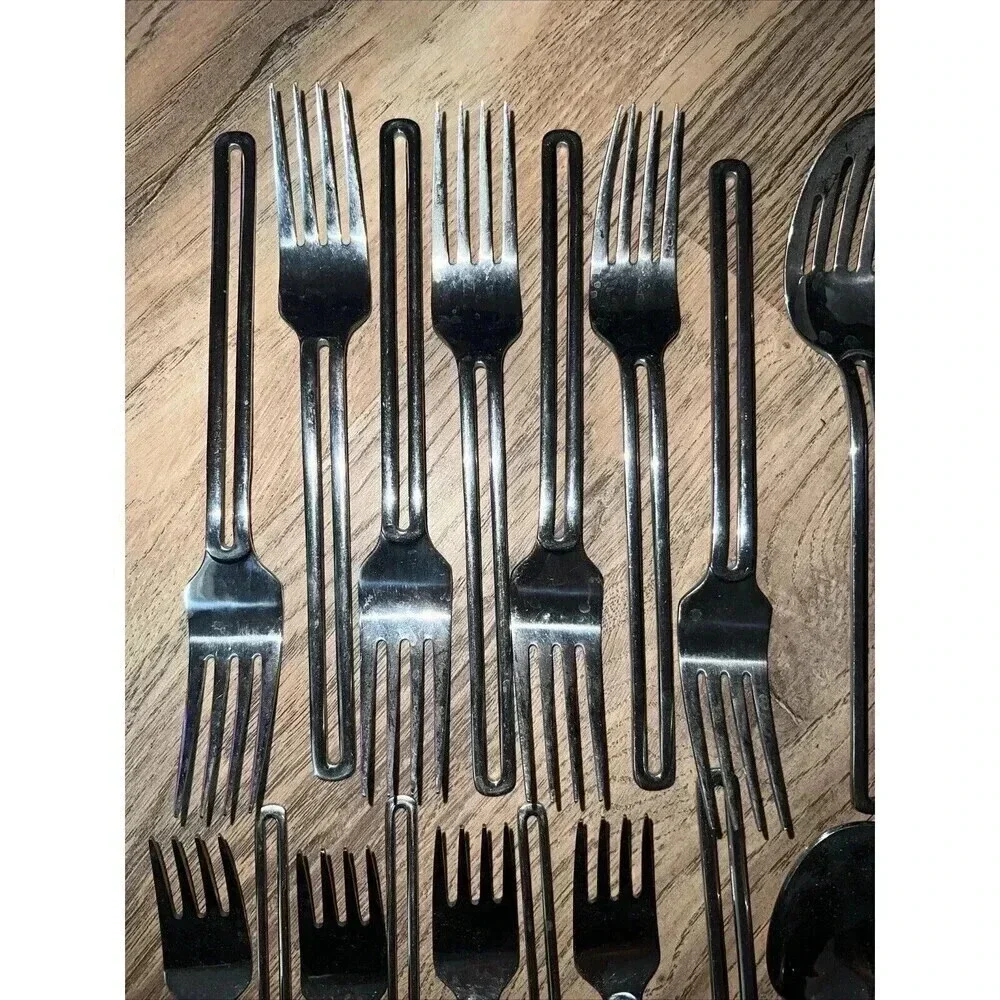 TOWLE NORDIC 18/10  STAINLESS FLATWARE -  34 PIECES Lot Table Of 6 Set